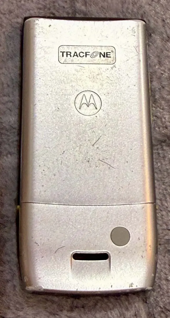 Motorola W376g TracFone Flip Phone Silver VGA Camera